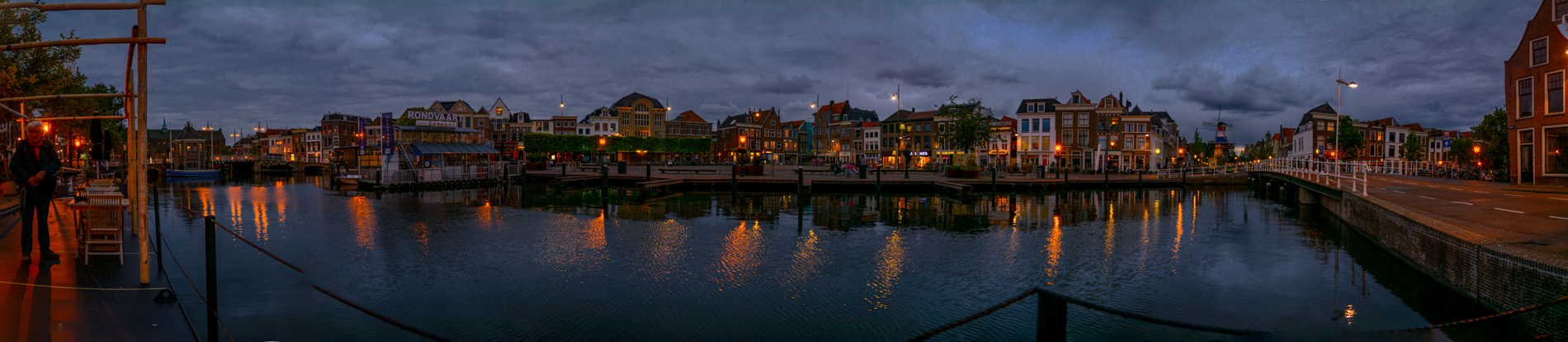 leiden bij avond